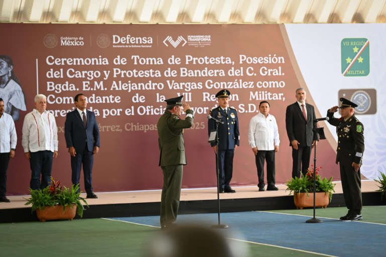 General Alejandro Vargas González asume el mando de la VII Región Militar en presencia del gobernador de Chiapas