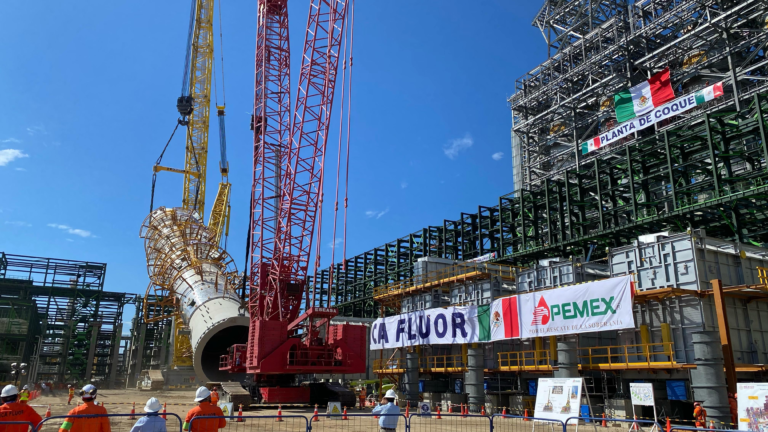 Montan torre fraccionadora para la planta Coquizadora en la Refinería de Salina Cruz