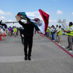 Gobierno de México recibe a 122 connacionales repatriados desde Estados Unidos