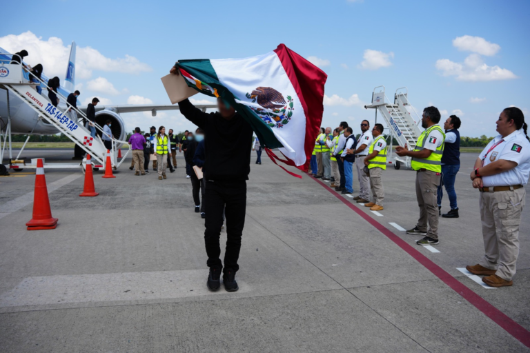 Gobierno de México recibe a 122 connacionales repatriados desde Estados Unidos