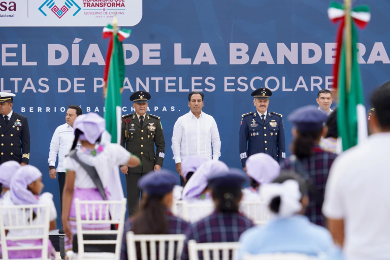 Eduardo Ramírez encabeza ceremonia por el Día de la Bandera en Chiapas