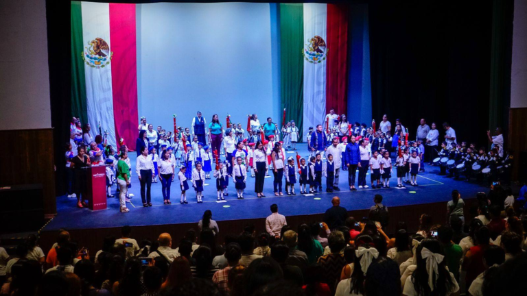 Tapachula celebra el Día de la Bandera con ceremonia de abanderamiento en el Teatro de la Ciudad