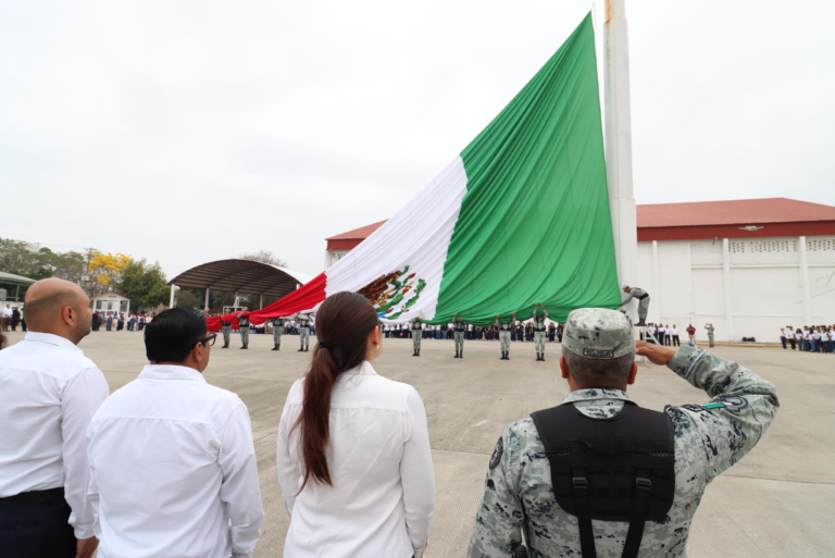 Valeria Rosales encabeza conmemoración del 85 aniversario del Día de la Bandera en Villaflores