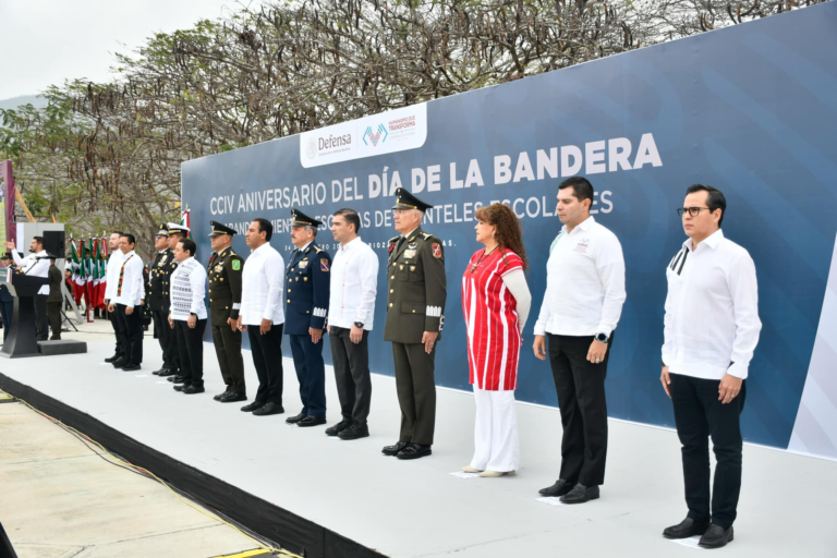 Jorge Acero acompaña a Eduardo Ramírez en la conmemoración del CCIV Aniversario del Día de la Bandera