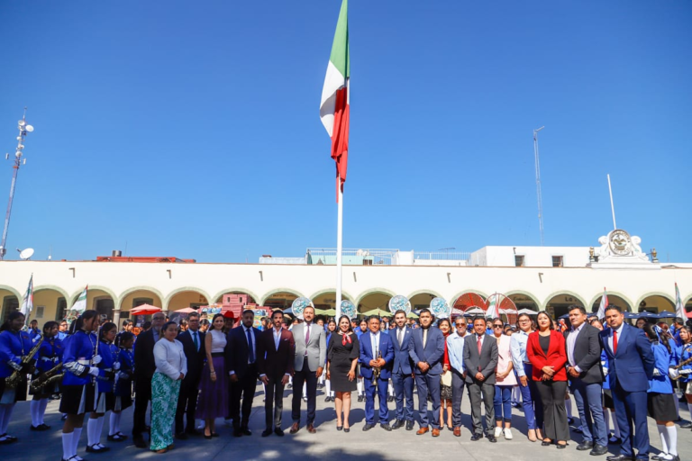 Tonantzin Fernández y autoridades conmemoran el Día de la Bandera con ceremonia solemne