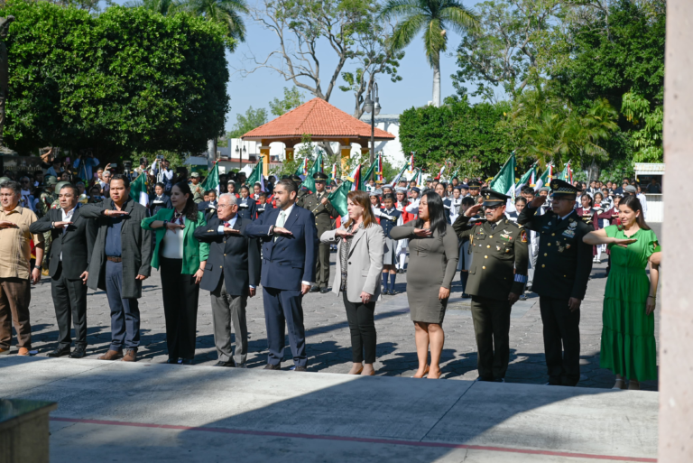 Margarita González Saravia abandera escoltas en el marco del Día de la Bandera en Morelos