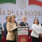 Rocío Nahle encabeza ceremonia en honor al Día de la Bandera