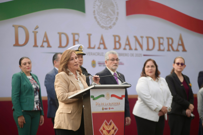 Rocío Nahle encabeza ceremonia en honor al Día de la Bandera