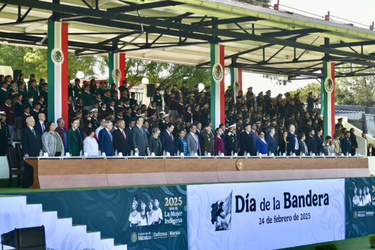 Asiste Víctor Rodríguez Padilla a homenaje a la Bandera Nacional en Campo Marte