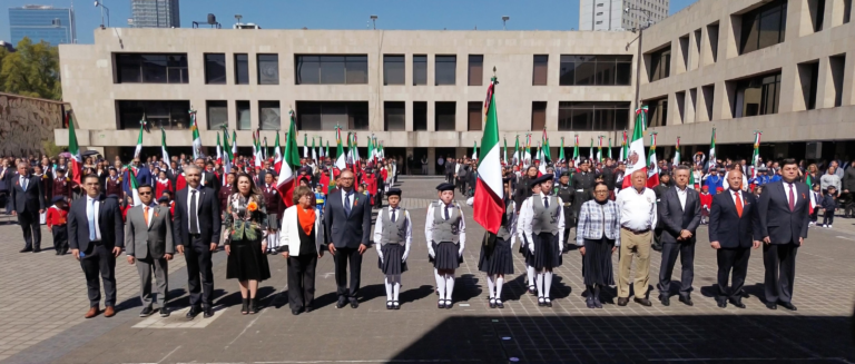 Escoltas escolares reciben la Bandera Nacional en emotiva ceremonia encabezada por la SEGOB