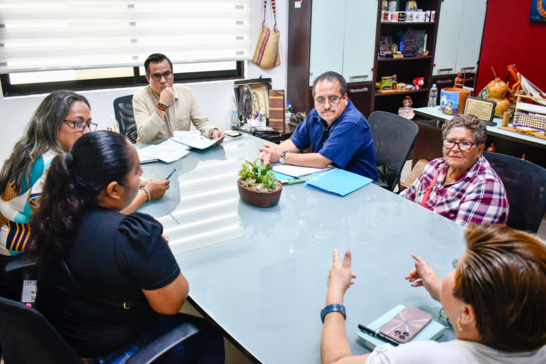 Alcalde Jorge Acero da seguimiento a escrituración de la Primaria Carmen Serdán Alatriste