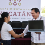 Gobierno de Yucatán entrega más de 400 laptops a bachilleratos estatales