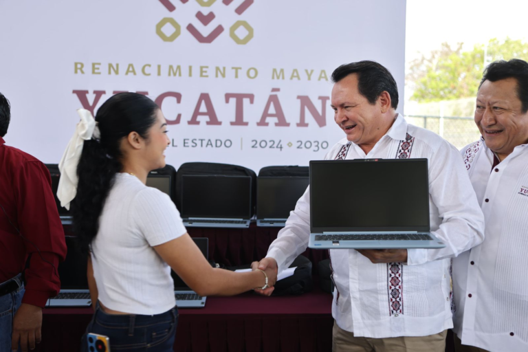 Gobierno de Yucatán entrega más de 400 laptops a bachilleratos estatales