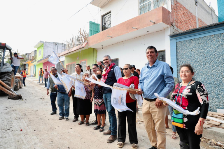 Inicia Angel Torres una vialidad más del proyecto Calles Felices,en la colonia Pistimbak