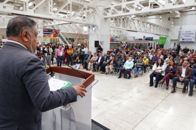 Inicia ISSSTE entrega de credenciales con vigencia permanente para jubilados y pensionados.