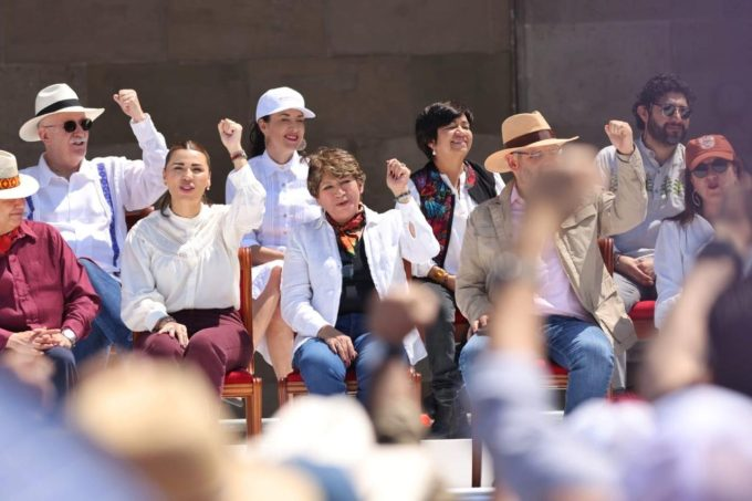 Delfina Gómez asiste al Zócalo para manifestar su apoyo a la presidenta de México