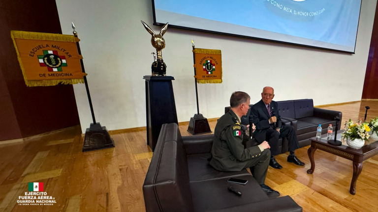 Exdirector de la Escuela Médico Militar imparte conferencia a cadetes en el CEMICSA