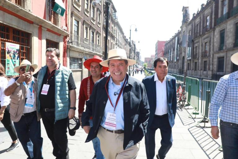 Diputados de Morena asisten al Zócalo y respaldan a la presidenta Claudia Sheinbaum