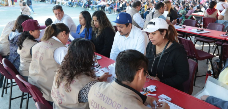 Entregan becas Rita Cetina a estudiantes de Xalapa para fortalecer la educación