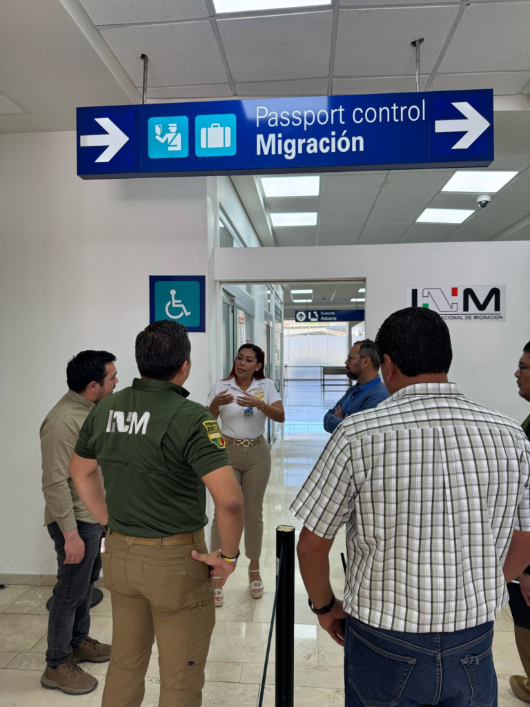 INM y autoridades aeroportuarias coordinan mejoras en la atención a personas extranjeras en Oaxaca