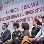 Entregan becas de transporte a estudiantes universitarios en Álvaro Obregón