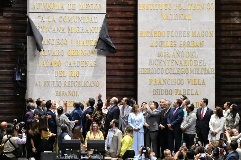 Cámara de Diputados rinde homenaje a la comunidad mexicana migrante con develación de placa conmemorativa