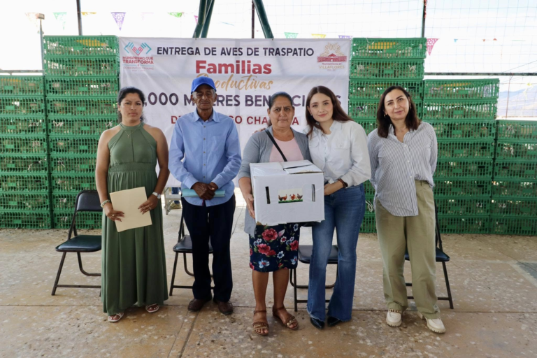 Valeria Rosales impulsa economía familiar con entrega de aves de traspatio en Villaflores