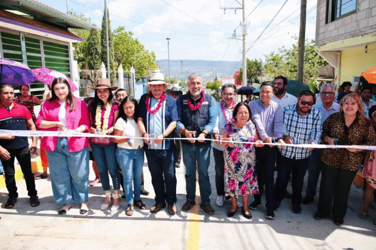Junto a vecinas y vecinos, Ángel Torres inaugura la calle Río Lacantún, en la colonia Loma Bonita
