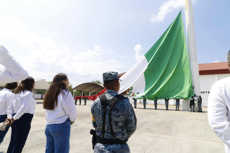 Valeria Rosales encabeza homenaje cívico por el Día del Trabajo en Villaflores