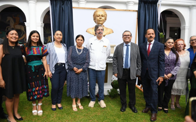 UNACH rinde homenaje a Rosario Castellanos con develación de busto y creación de cátedra