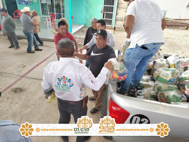 Izúcar de Matamoros apoya a cortadores de caña con entrega de despensas en San Pedro Calantla