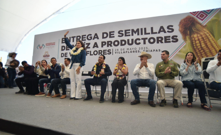 Gobernador Eduardo Ramírez entrega semilla de maíz a 15 mil productores en Villaflores