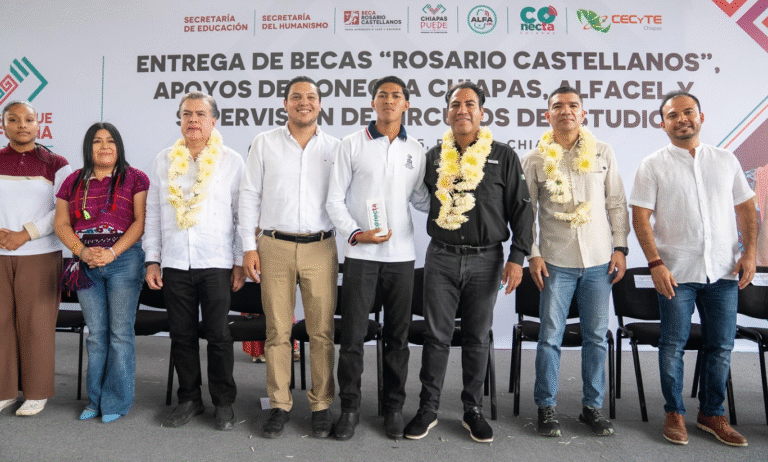 Impulsan educación y bienestar con becas y programas sociales en Bochil