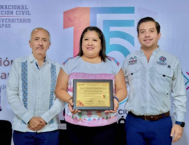 Reconocen a María de Lourdes González Náfate en el 15 aniversario de la Escuela Nacional de Protección Civil en Chiapas