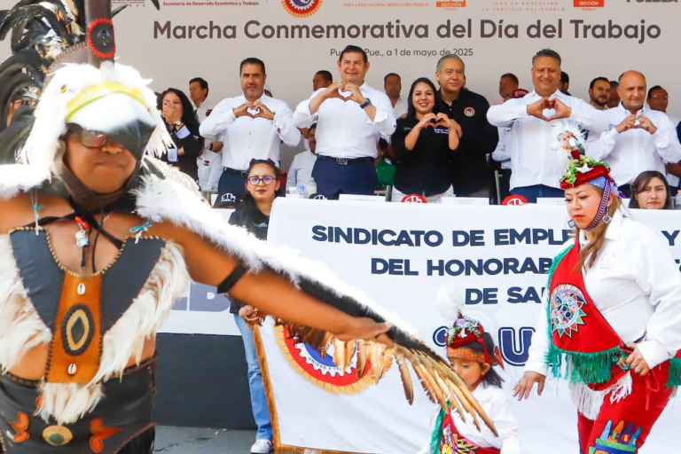 Tonantzin Fernández reconoce a la clase trabajadora en el Desfile del Día del Trabajo en Cholula