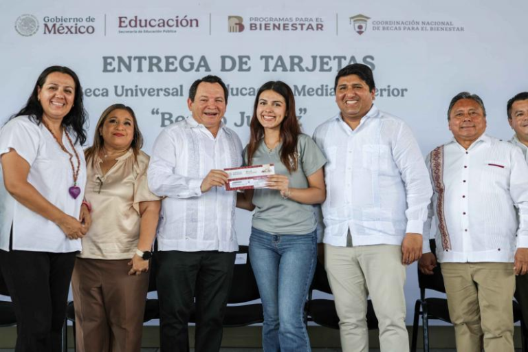Entregan becas Benito Juárez a 259 estudiantes de preparatoria en Mérida