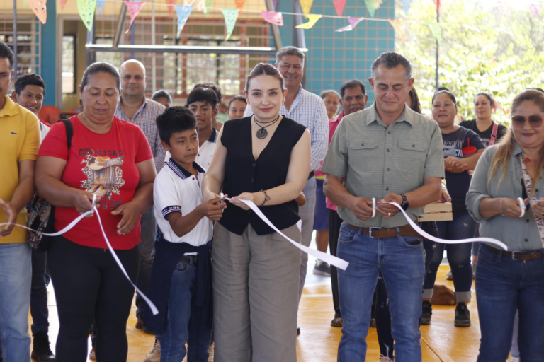 Valeria Rosales entrega domo deportivo en telesecundaria de Calzada Larga