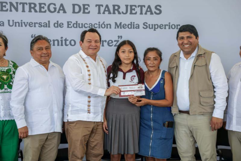Inicia entrega de tarjetas de la beca “Benito Juárez” para estudiantes del CBTis 95 en Yucatán