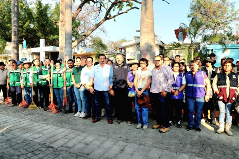 Ayuntamiento de Tuxtla Gutiérrez inicia labores de limpieza en panteones municipales