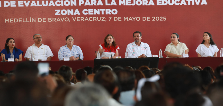 Rocío Nahle encabeza diálogo educativo con comunidad escolar en Medellín