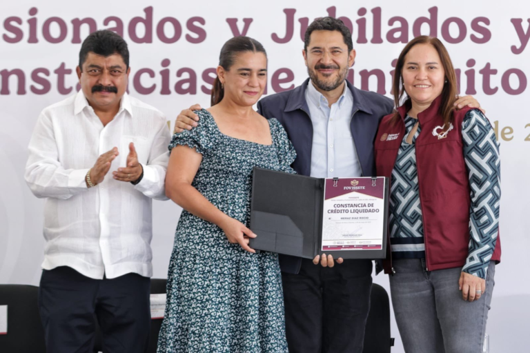 Martí Batres entrega constancias de liquidación del FOVISSSTE y credenciales permanentes en Texcoco