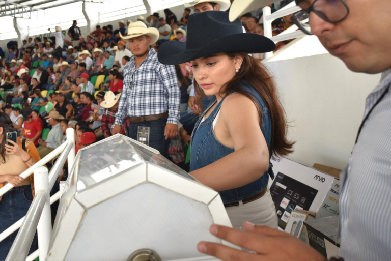 Valeria Rosales celebra a las madres en el Campeonato Estatal Charro en Villaflores