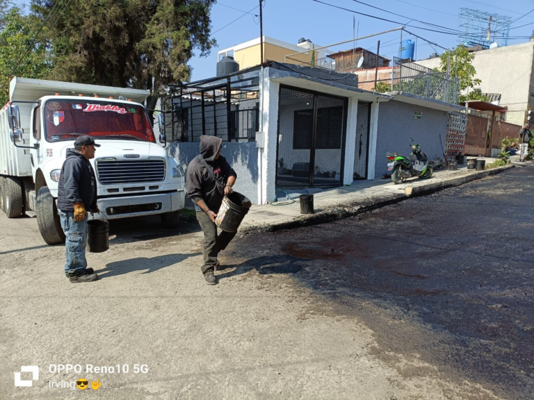Avanza bacheo en La Quebrada y Jardines del Alba para mejorar vialidades en Cuautitlán Izcalli