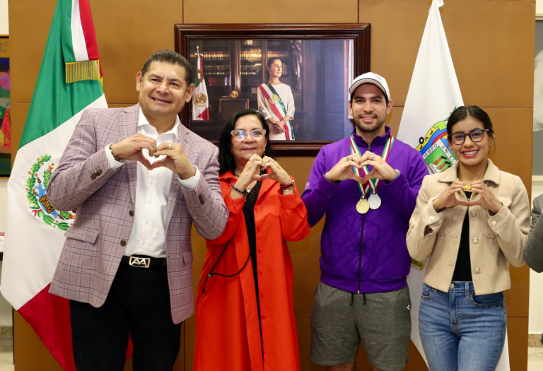 Gobierno de Puebla duplica estímulos económicos a medallistas y respalda a Gibrán Zea