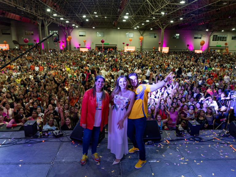 Samuel García y Mariana Rodríguez celebran a miles de madres en emotiva jornada “Amar a Mamá”