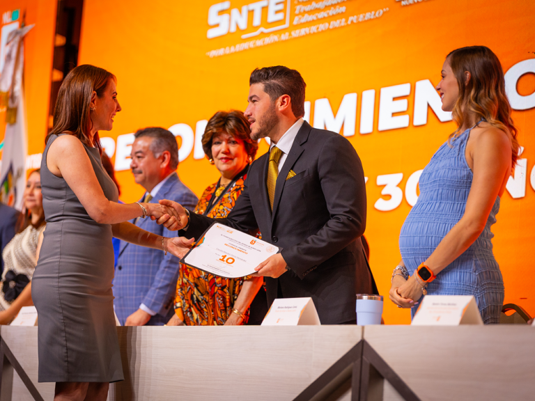 Samuel García reconoce a más de 3 mil docentes y anuncia entrega de nuevas plazas en Nuevo León