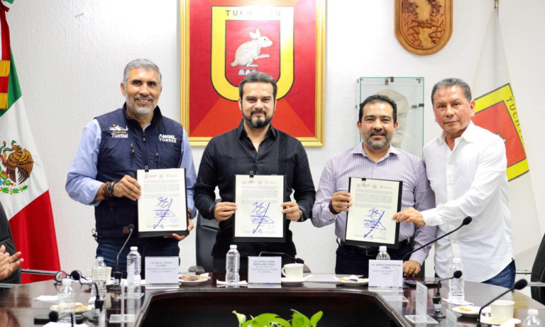 Ayuntamiento de Tuxtla firma convenio para fortalecer el programa educativo Chiapas Puede