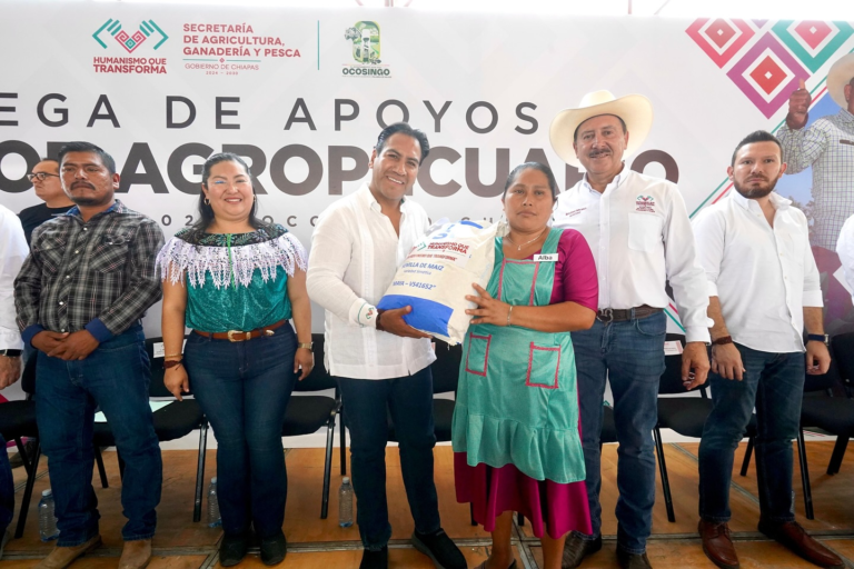 Eduardo Ramírez entrega apoyos al sector agropecuario y anuncia construcción de carretera Palenque-Ocosingo