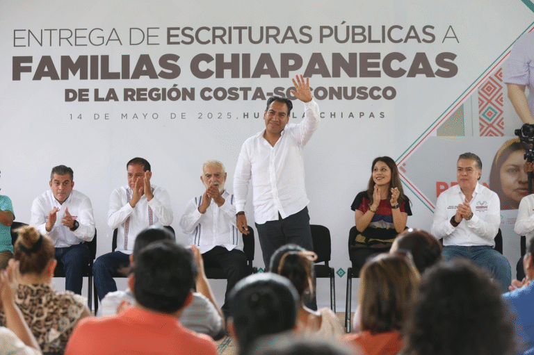 Eduardo Ramírez entrega escrituras a familias de Huixtla y fortalece certeza jurídica en la costa de Chiapas