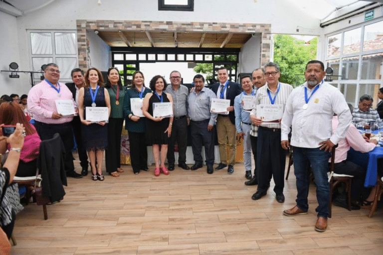 Reconoce la UNACH a docentes con 25 y 30 años de servicio en emotiva ceremonia